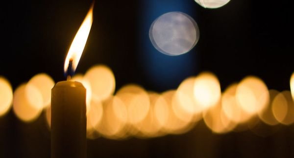 Заговорить возврат долга можно с помощью свечей из церкви