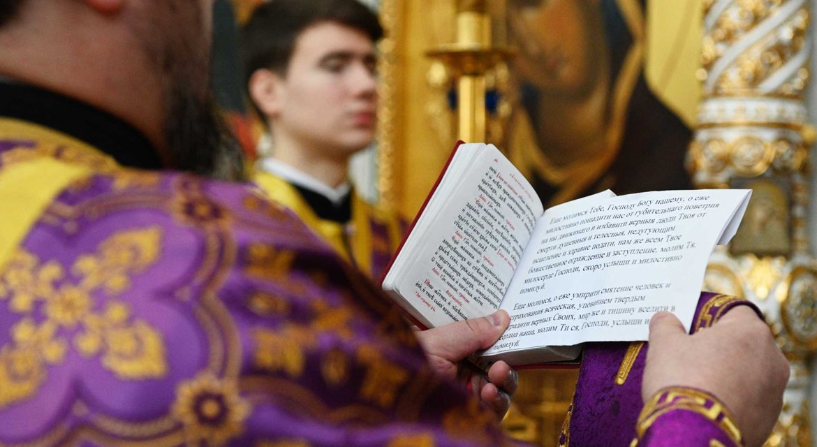 Православные священники читают молитву против коронавируса