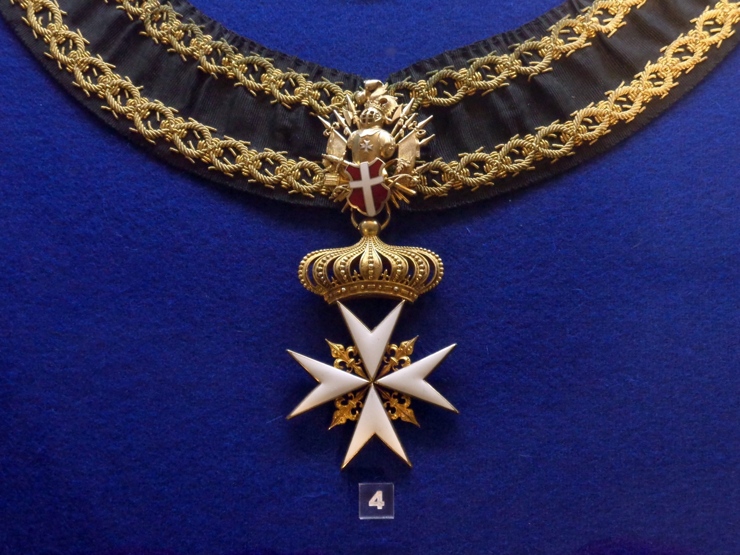 Мальтийские крест на цепочке.