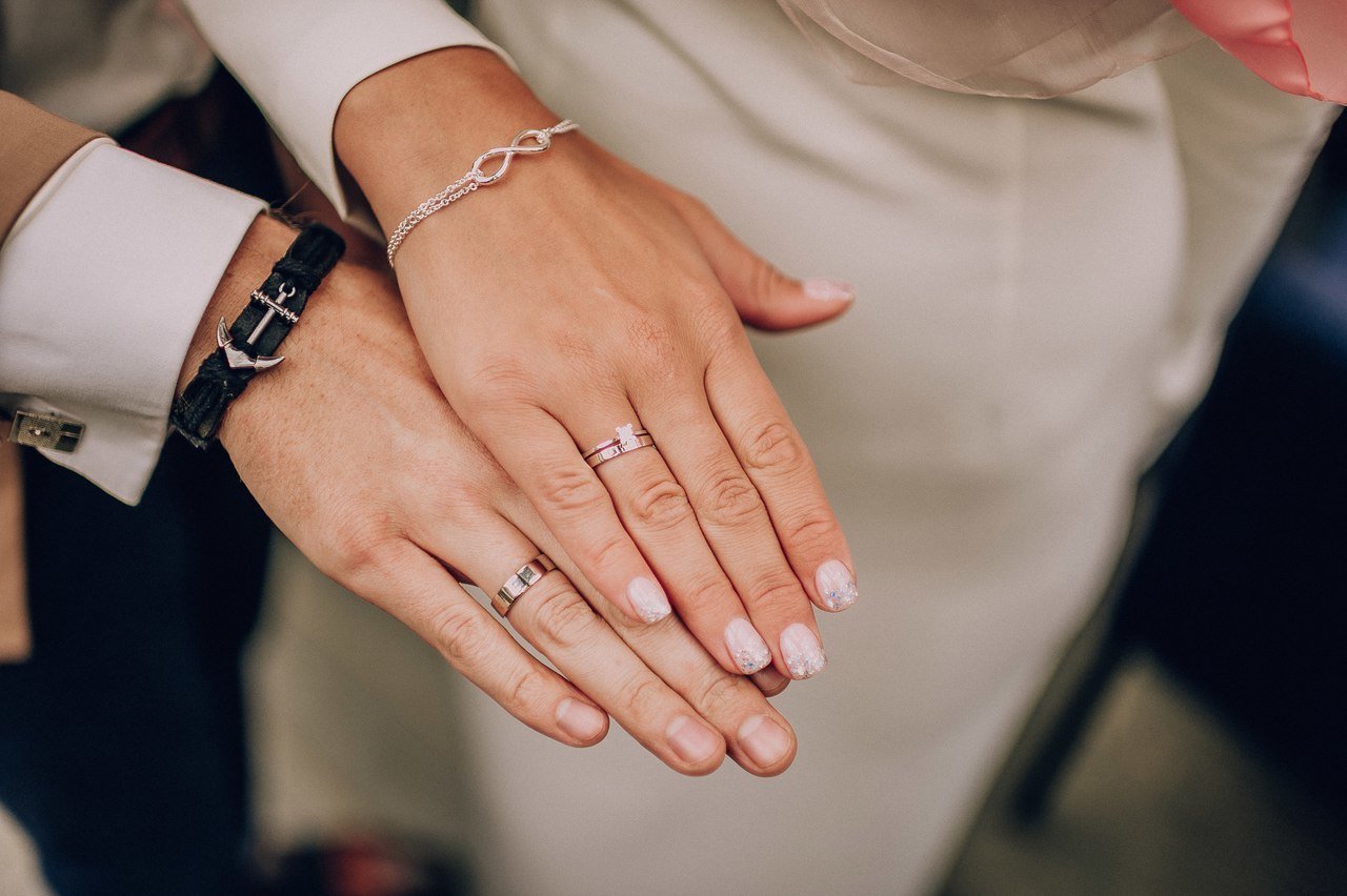 Венчальное и обручальное кольцо на одном пальце
